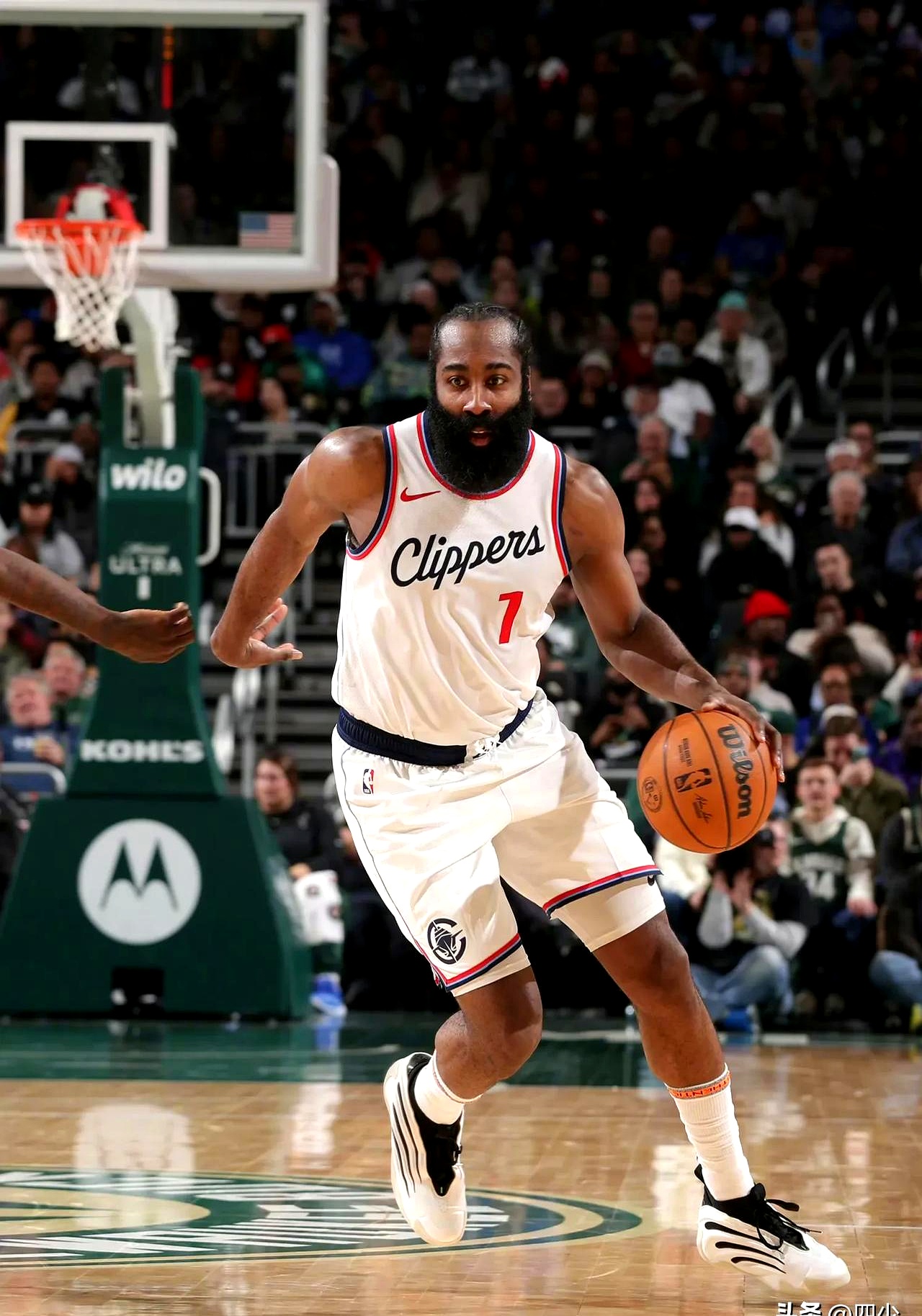 开云-关于刷新纪录首场状态出色，快船观众沸腾！，阿扎伦卡重返赛场气势如虹延续的信息