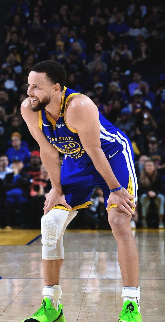 开云-关于库里回归赛场，惊险取胜首场状态亮眼，湖人观众沸腾！的信息